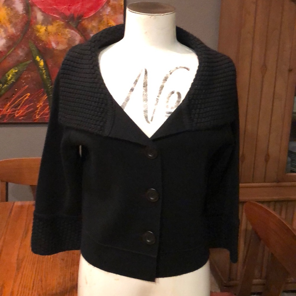Cropped 3 Buttoned sweater jacket.